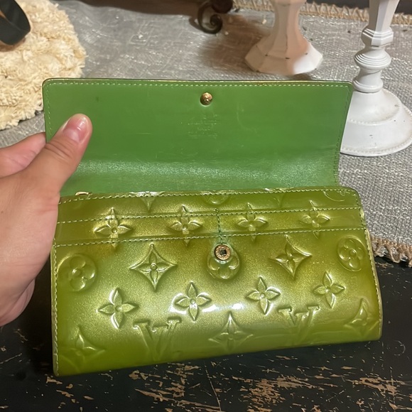 Louis Vuitton Lime green Monogram Vernis Sarah wallet gold tone hardware w BOX! - Picture 6 of 7